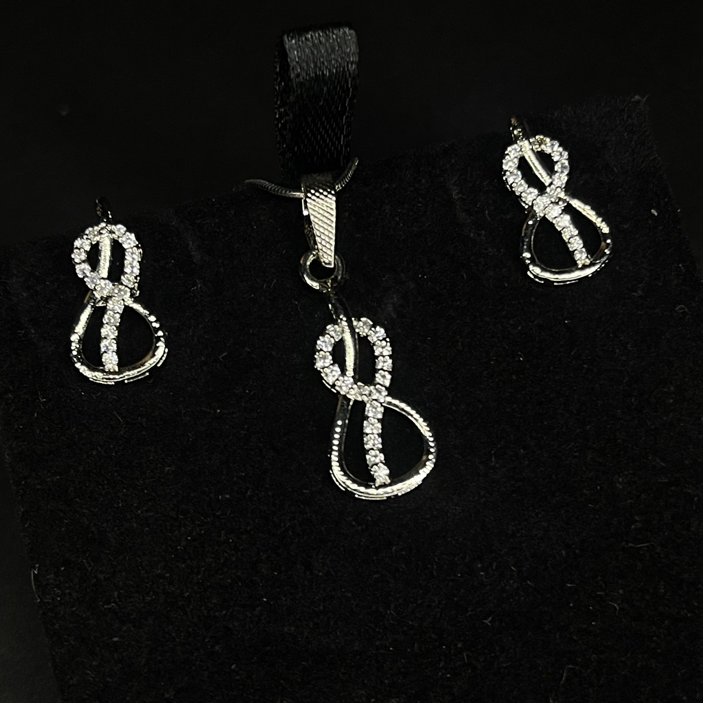 Elegant Infinity Loop 925 Sterling Silver Pendant & Earrings Set